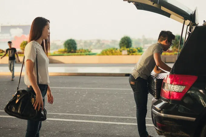 Hoa hậu Dương Thùy Linh than vãn khi rơi vào tình huống 'dở khóc dở cười' ở sân bay