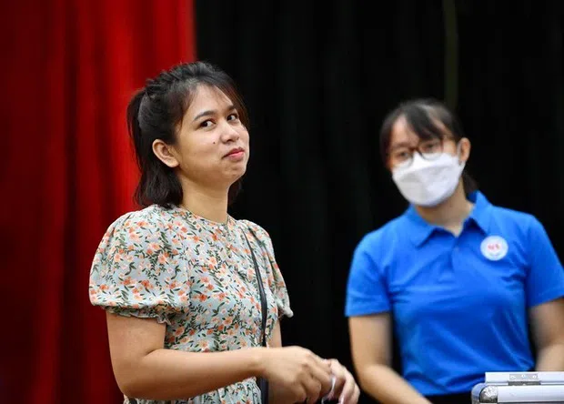 Phụ huynh hồi hộp bốc thăm cho con vào trường mầm non công lập ở Hà Nội