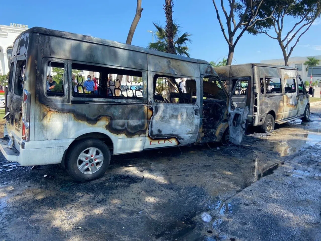 Đà Nẵng: 2 ô tô 16 chỗ bốc cháy dữ dội trước khu nhà hàng tiệc cưới