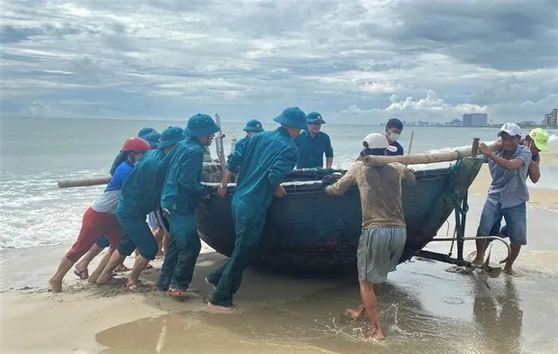 Cập nhật tin bão khẩn cấp bão số 4: Bão giật cấp 15 chỉ còn cách Hoàng Sa hơn 500km