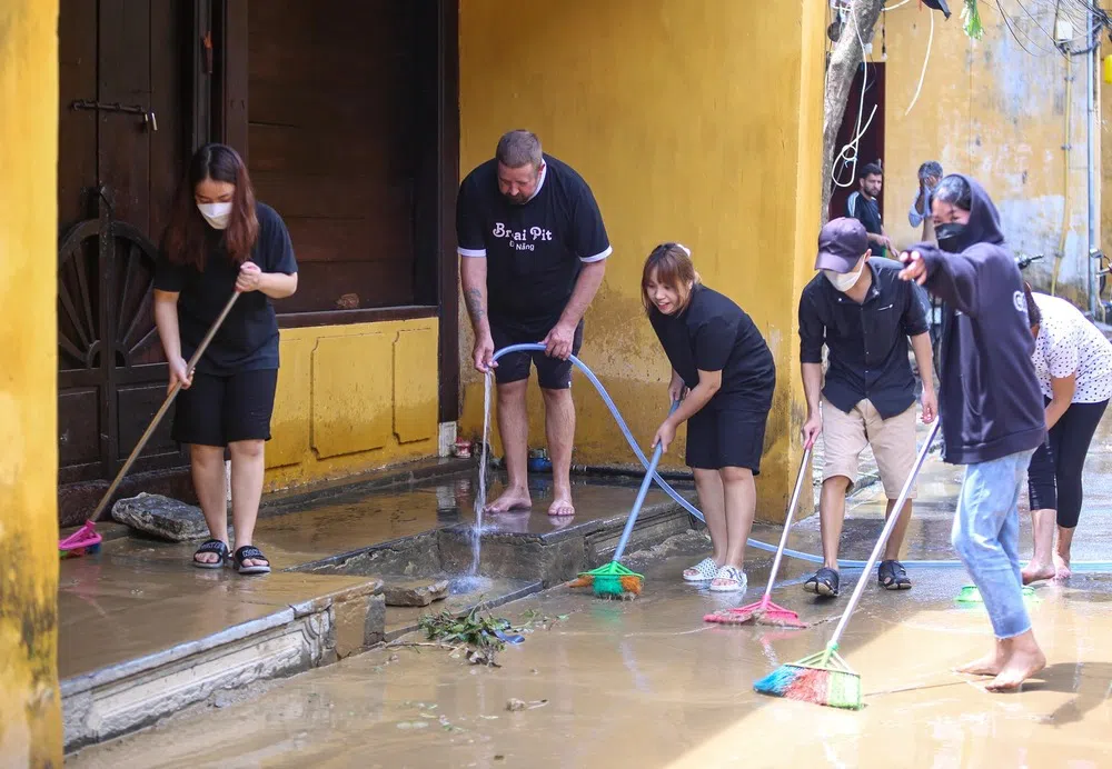 Hội An: Du khách cùng người dân tất bật dọn dẹp bùn non, rác thải sau bão Noru