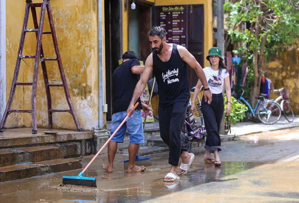 Hội An: Du khách cùng người dân tất bật dọn dẹp bùn non, rác thải sau bão Noru