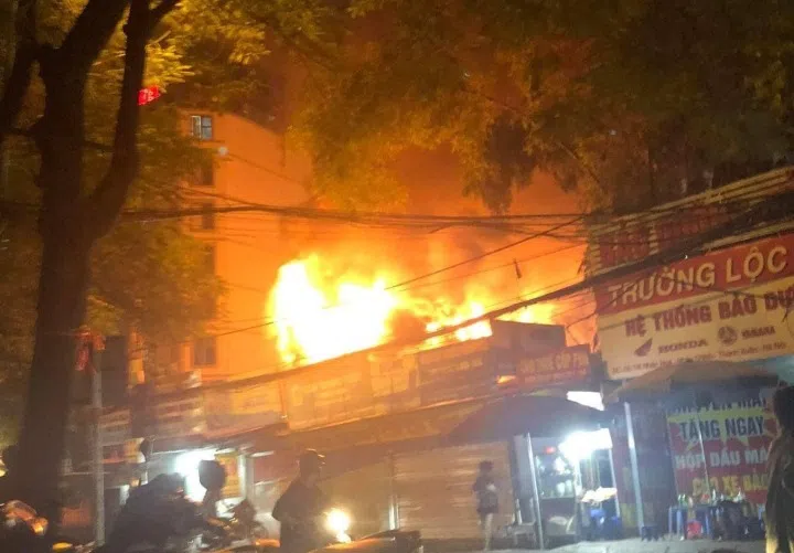 Hà Nộ: Cháy 3 nhà liền kề trong đêm, nhiều tài sản bị thiêu rụi