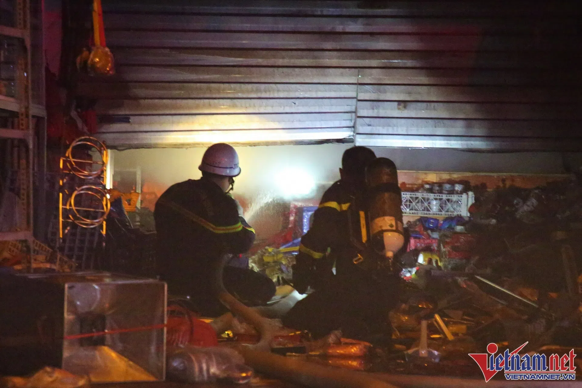 Hà Nội: Cháy 3 nhà liền kề trong đêm, nhiều tài sản bị thiêu rụi