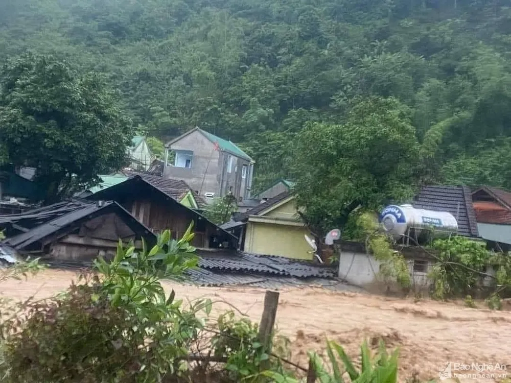 Nghệ An: Lũ quét kinh hoàng, nhiều ngôi nhà, ô tô bị cuốn trôi