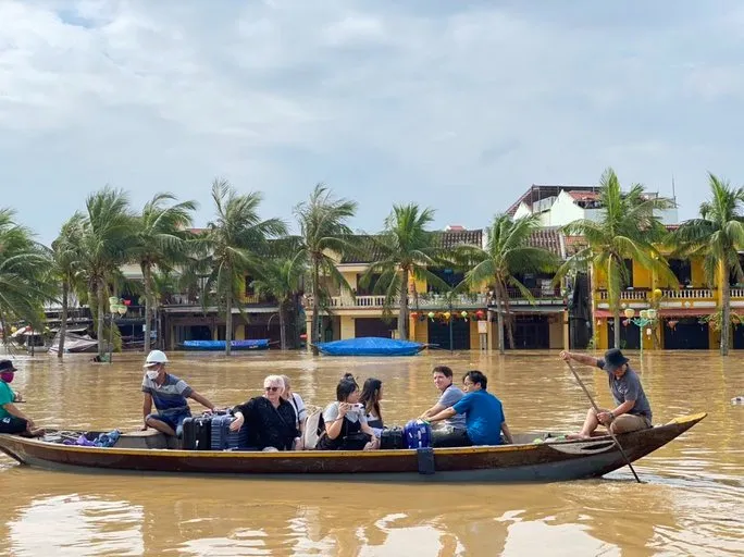 Phố cổ Hội An lại ngập sâu trong nước lũ, du khách phải rời đi bằng ghe thuyền
