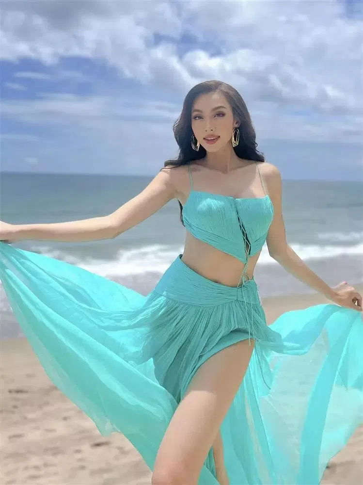 Hoa hậu Thùy Tiên khoe thần thái rạng rỡ trong bộ ảnh mới, mái tóc gây chú ý