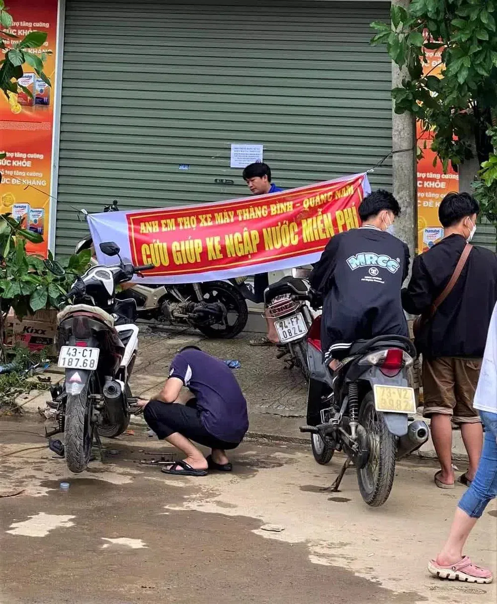 Cảnh tượng ấm lòng sau lũ: Nhóm thợ từ Quảng Nam ra Đà Nẵng sửa xe máy miễn phí cho dân vùng ngập