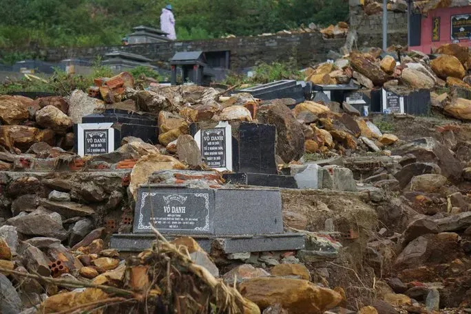 Xót xa cảnh hàng trăm ngôi mộ ở nghĩa trang lớn nhất Đà Nẵng bị mưa lũ cuốn trôi