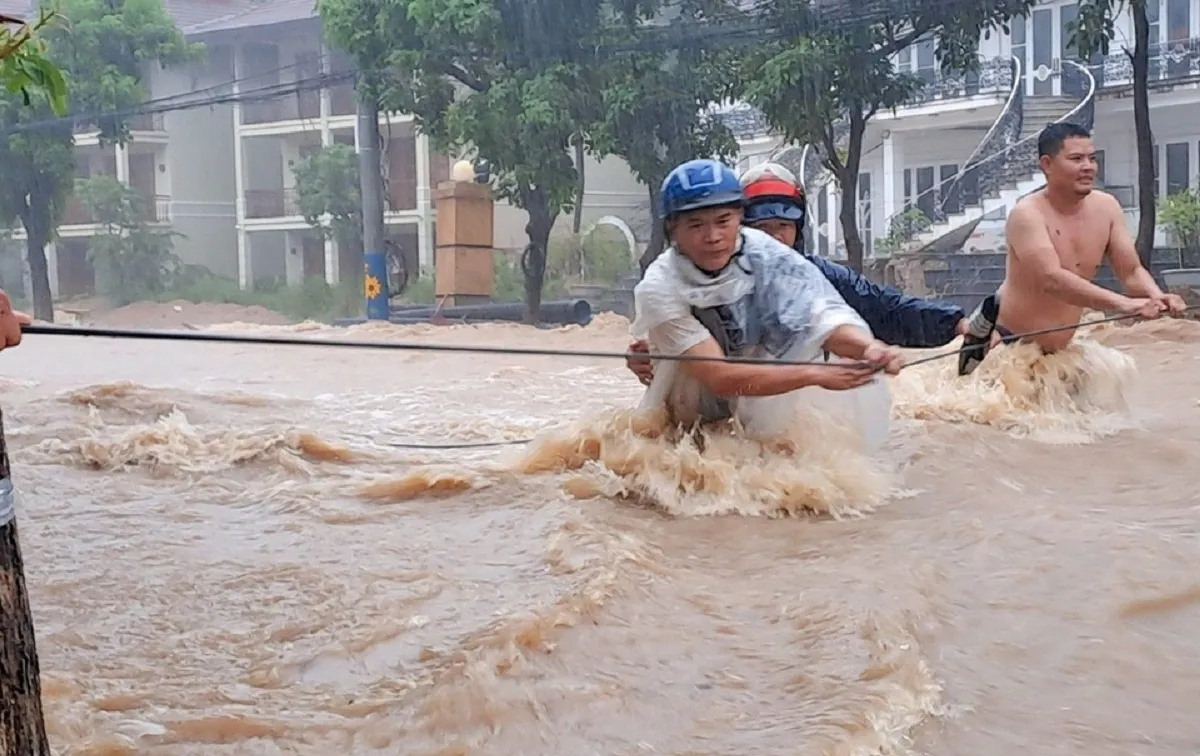 Mưa lớn khiến Quy Nhơn ngập nặng, nước chảy cuồn cuộn cuốn trôi xe máy