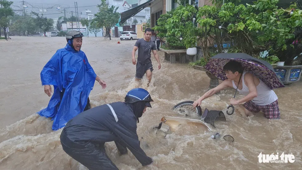 Mưa lớn khiến Quy Nhơn ngập nặng, nước chảy cuồn cuộn cuốn trôi xe máy