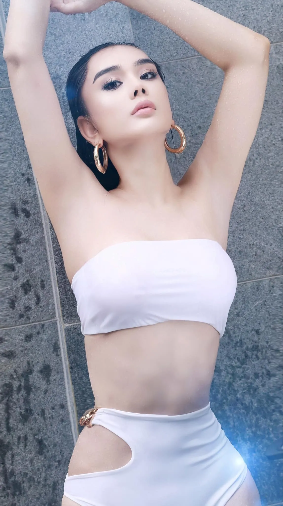 Lâm Khánh Chi 'thách thức' mùa hè, diện bikini để lộ nguyên vòng 3 ngượng chín 