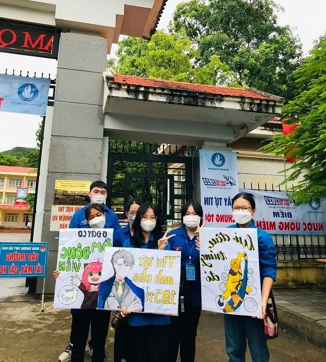 Loạt slogan 'chất' trong kì thi tốt nghiệp THPT 2022: Lụi đâu trúng đó, thi tốt anh cho 185 tỷ