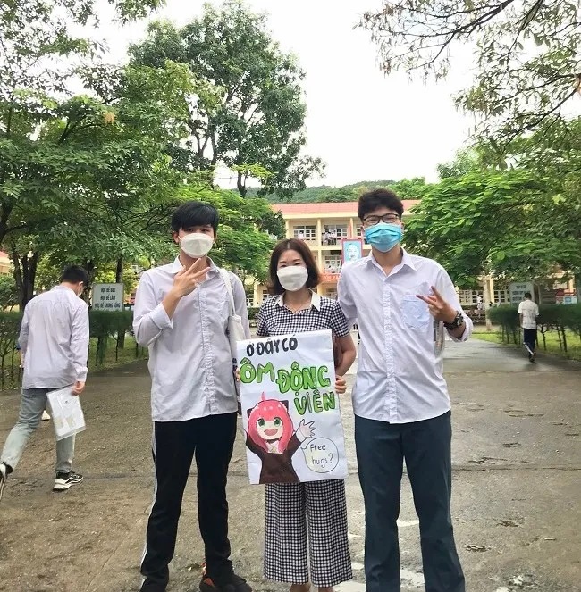 Loạt slogan 'chất' trong kì thi tốt nghiệp THPT 2022: Lụi đâu trúng đó, thi tốt anh cho 185 tỷ