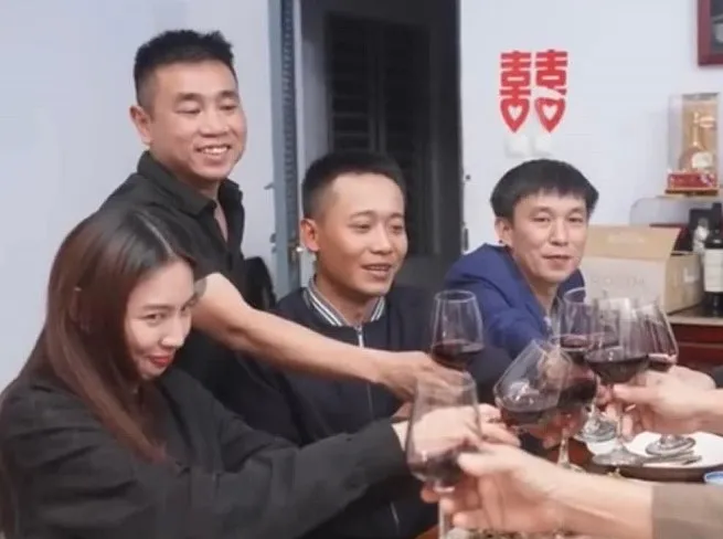 Thùy Tiên sang Angloga âm thầm có tin 'hỉ' với Quang Linh Vlog, sự thật đằng sau là gì? 