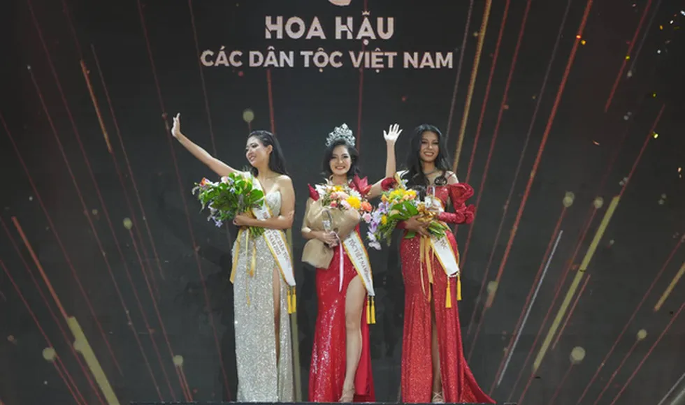 'Soi' học vấn 'khủng' cùng kinh nghiệm 'chinh chiến' của tân Hoa hậu các dân tộc Việt Nam 