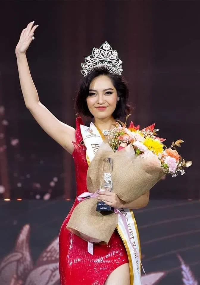 Ngoài mất xuất dự thi Miss Earth 2022, Nông Thúy Hằng còn bị 'vận xui' này trong đêm đăng quang 