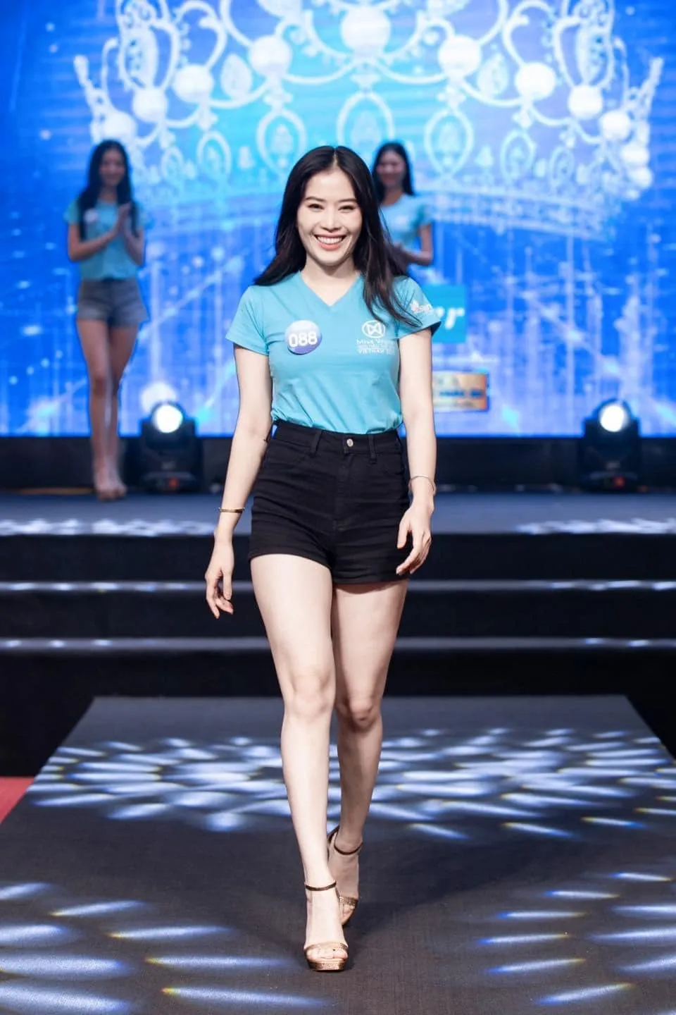 Nam Em 'vỗ mặt' đương kim Miss World Vietnam, bóc trần sự khắc nghiệt