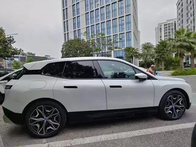 BMW iX đầu tiên lăn bánh tại Việt Nam, SUV điện có điểm chung lớn với mẫu xe VF 8     
