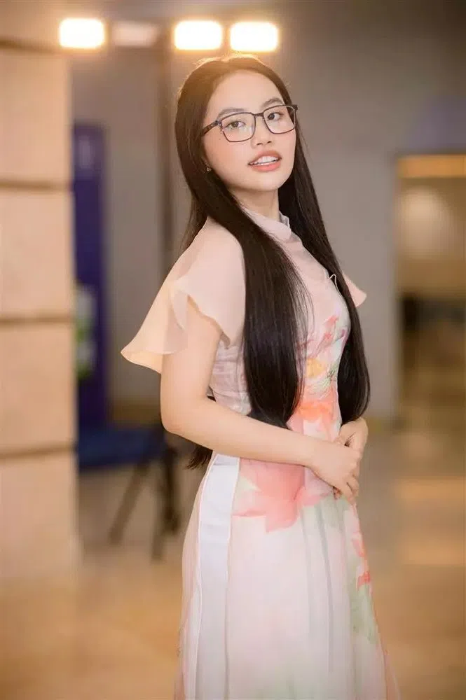 Con gái nuôi nổi tiếng nhất của Quang Lê, ngoại hình 'nấm lùn', sở hữu giọng hát 'đỉnh' phát tín hiệu thi Hoa hậu? 