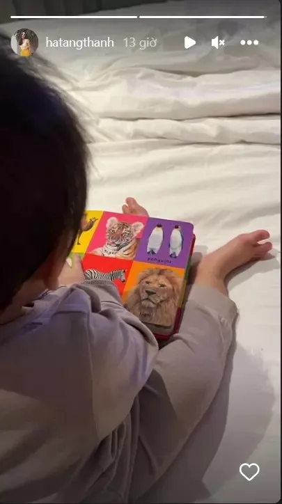 Cậu út nhà Tăng Thanh Hà gần 1 tuổi đã ham mê đọc sách, cận cảnh gương mặt càng thêm ngỡ ngàng 