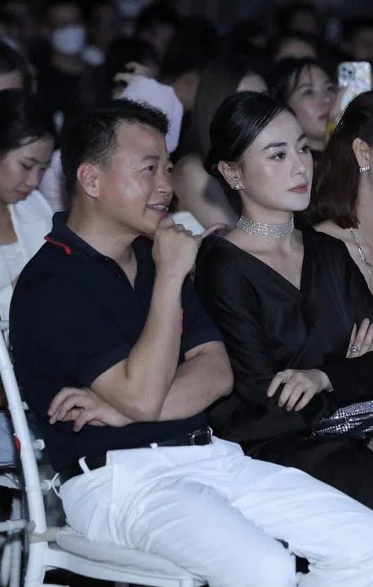 Shark Bình hoà giải bất thành với vợ, công khai đưa Phương Oanh đi xem liveshow Trịnh Thăng Bình 