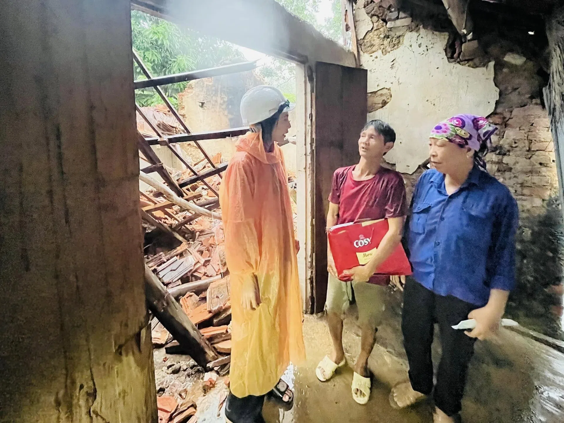 Thuỷ Tiên mặc áo mưa đi từ thiện ở Nghệ An, khẳng định đóng góp trong quá khứ đã phát huy hiệu quả 