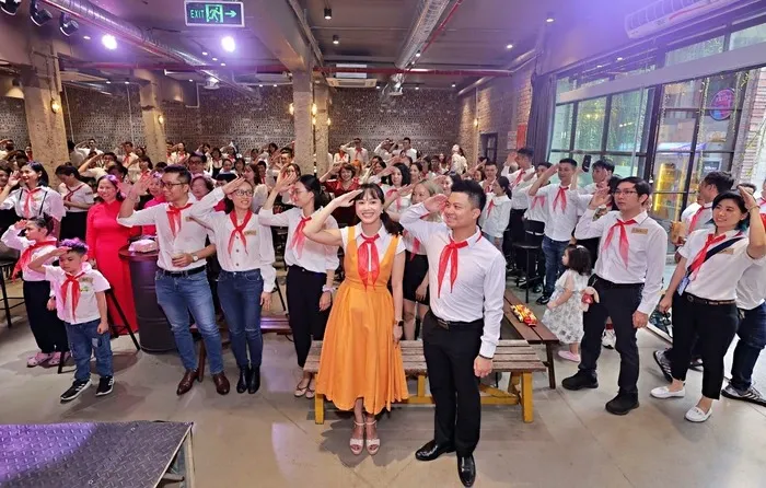 Đám cưới độc lạ ở Hà Nội: Cô dâu, chú rể và dàn khách mời đeo khăn quàng đỏ, ăn kẹo bông