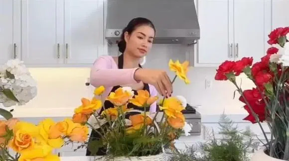 Thực hư chuyện Phạm Hương 'chuyển nghề' đi bán hoa tại Mỹ 
