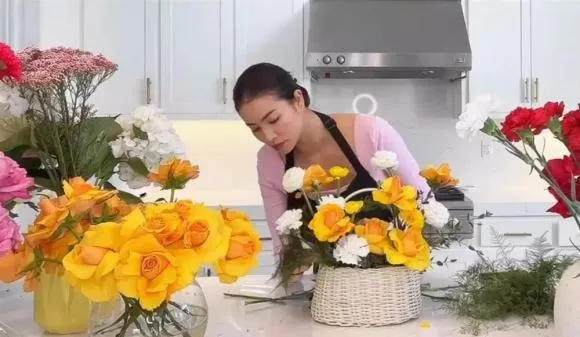 Thực hư chuyện Phạm Hương 'chuyển nghề' đi bán hoa tại Mỹ 