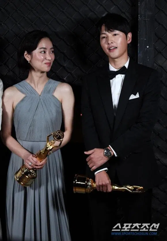 Song Joong Ki lộ bằng chứng xác thực đang hẹn hò Jeon Yeo Bin sau 2 năm ly hôn Song Hye Kyo?