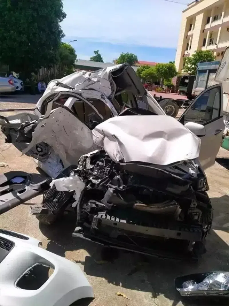 Hà Tĩnh: ô tô con bị xe khách vò nát khiến 2 công an tử vong tại chỗ