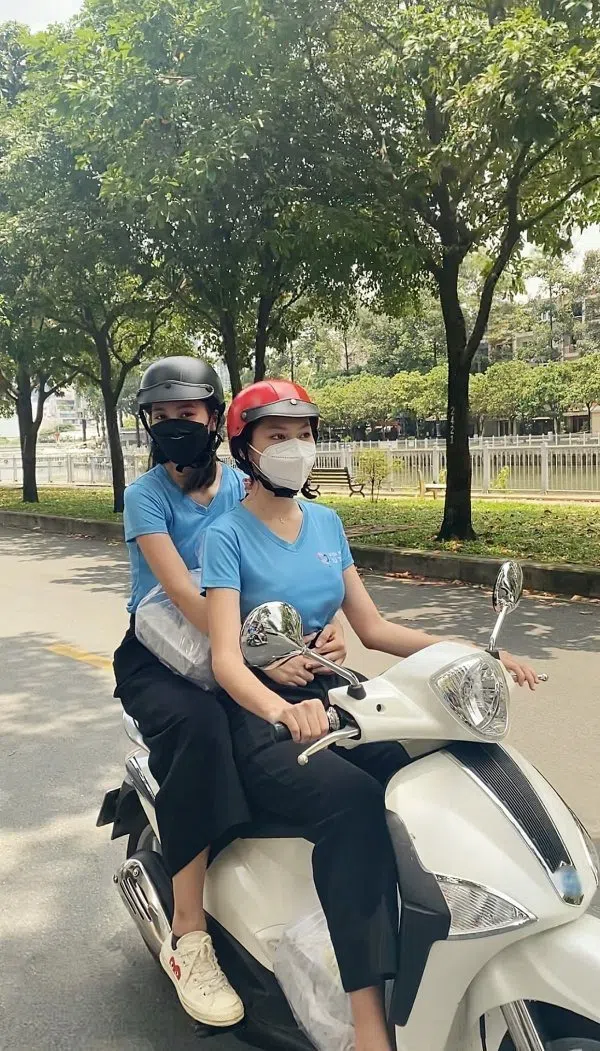 Khi các Hoa hậu Việt ‘xả vai’: Làm dân thường, chạy xe máy, ship cơm như ai