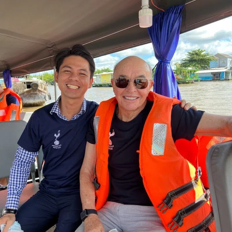 Tỷ phú Anh đi siêu du thuyền hạng sang đến Việt Nam để mua… hành tỏi