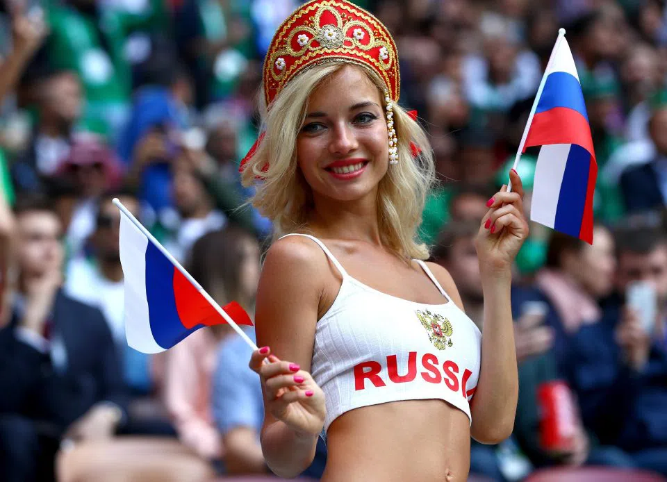 CĐV nữ bị hạn chế mặc đồ gợi cảm tại World Cup 2022