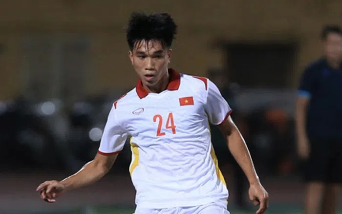 Vào bóng thô bạo, tiền vệ từng khoác áo U23 Việt Nam bị đuổi khỏi sân