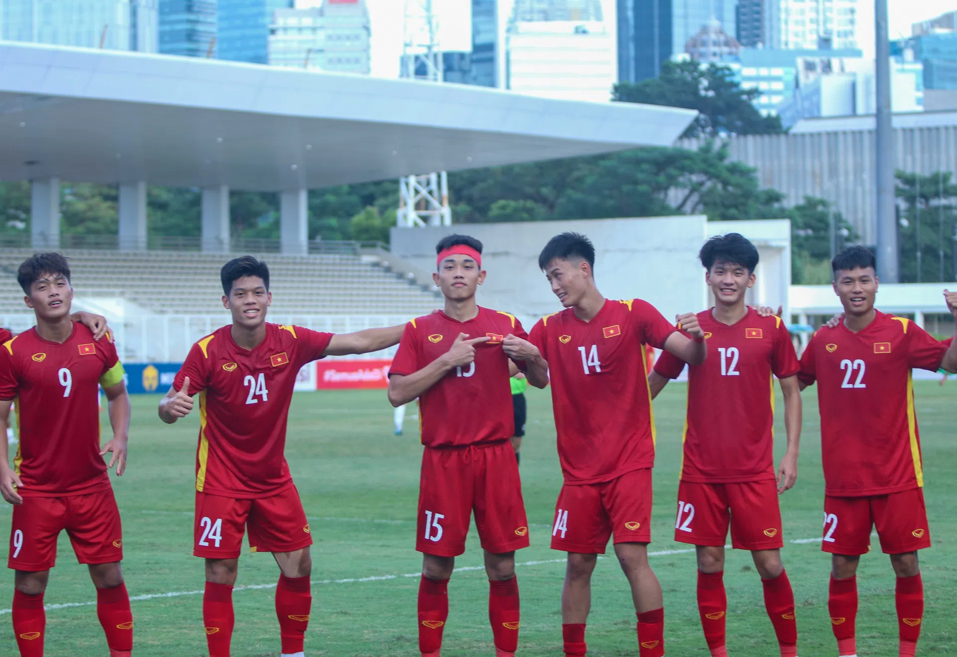 Tiền đạo U19 Việt Nam khâu 5 mũi, HLV Đinh Thế Nam nói gì sau trận thắng Philippines?