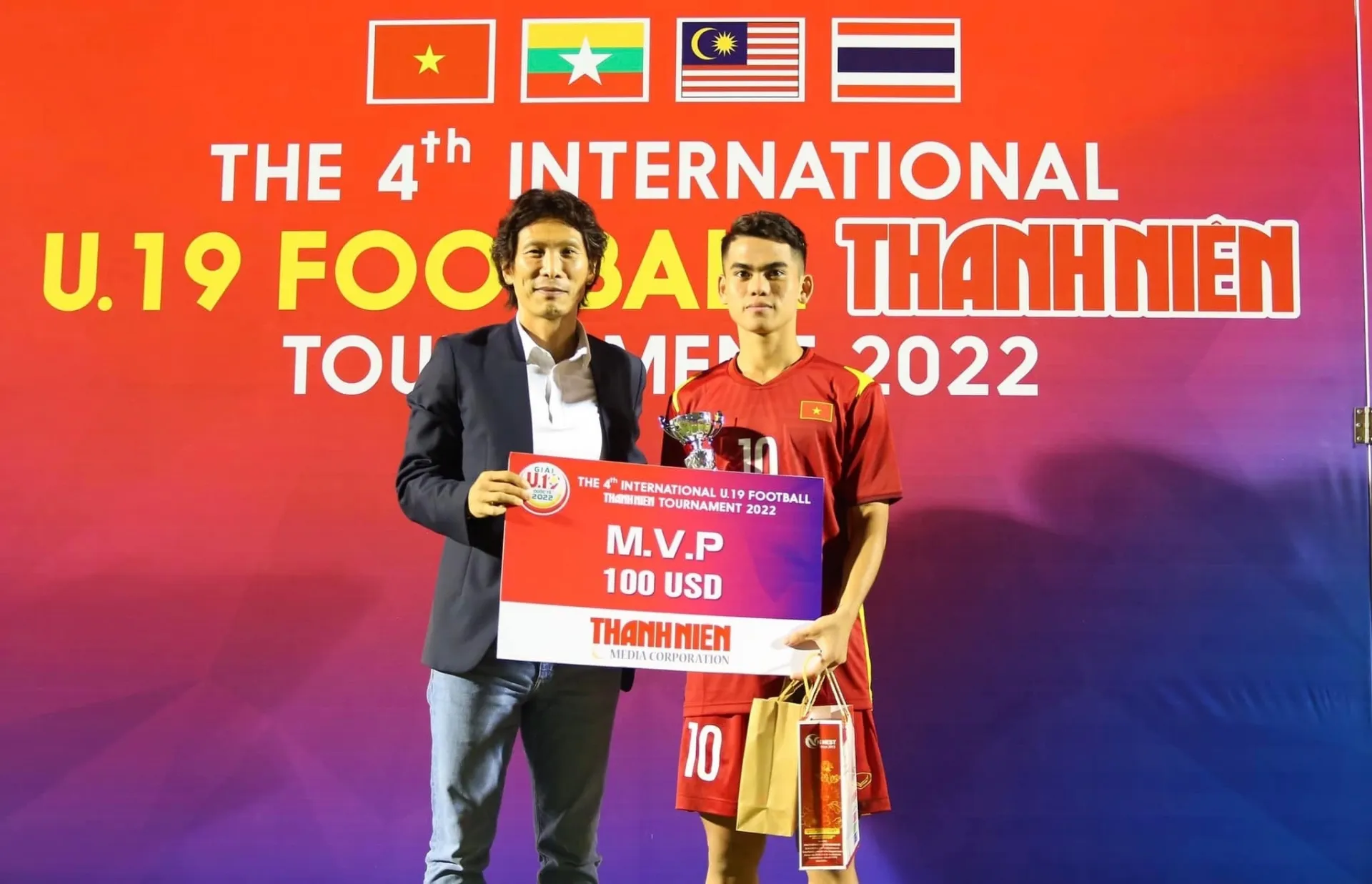 HLV Gong Oh-kyun trao thưởng cho Văn Khang - Văn Trường sau chiến thắng của U19 Việt Nam