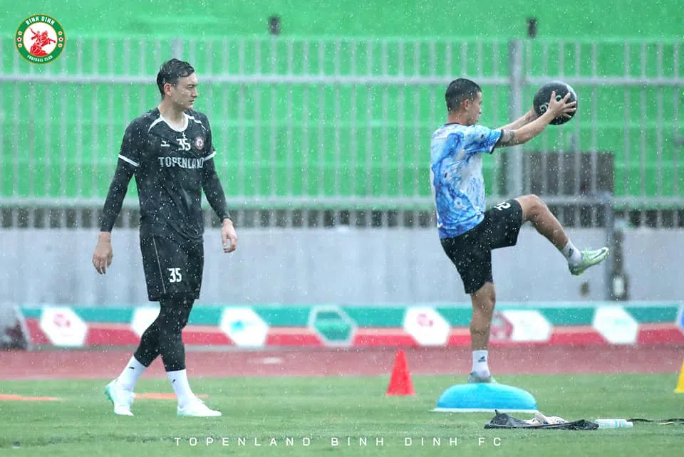 Văn Lâm có thể ra sân ở trận Hà Nội vs Bình Định ở vòng 15