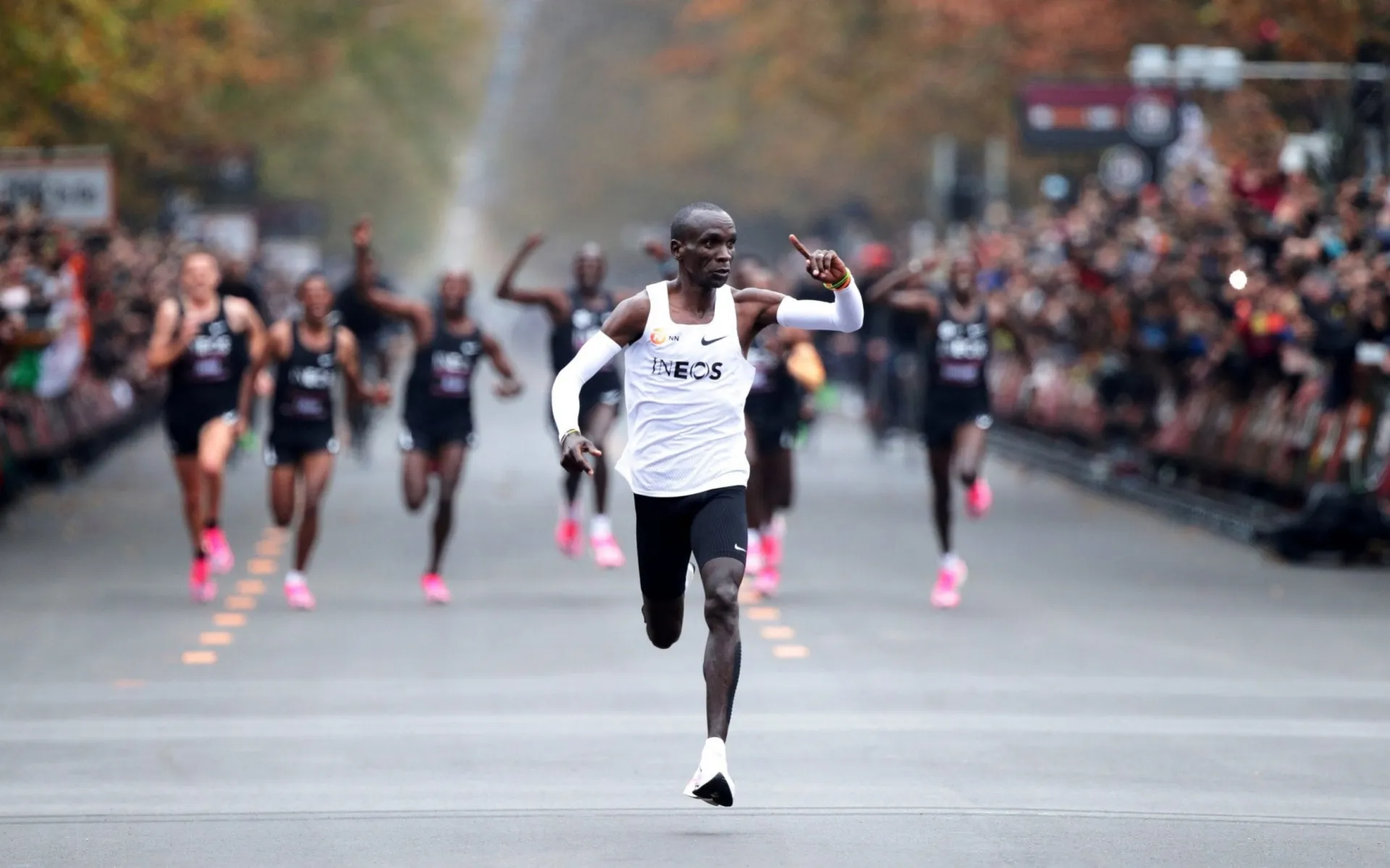 Eliud Kipchoge tự phá kỷ lục thế giới tại giải Berlin Marathon