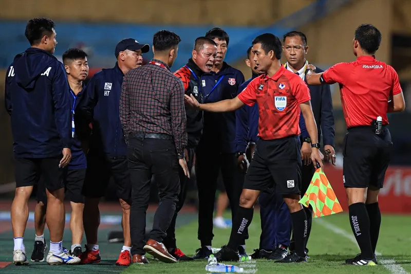 Nguyên nhân HLV Chu Đình Nghiêm nổi nóng với trọng tài ở trận hòa Viettel 