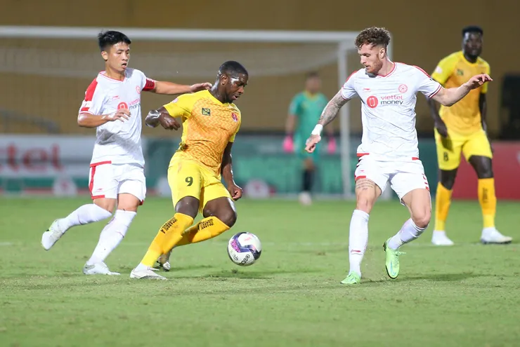 Nguyên nhân HLV Chu Đình Nghiêm nổi nóng với trọng tài ở trận hòa Viettel 