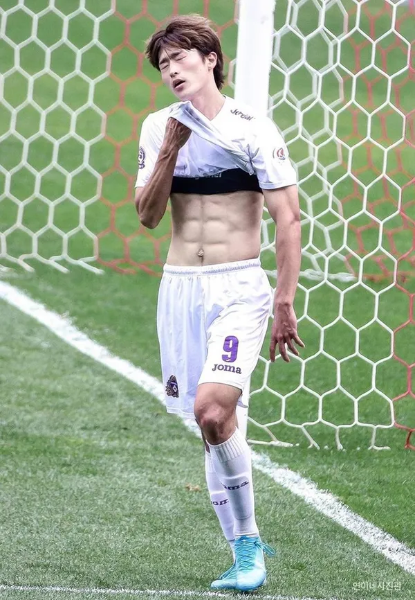 Cho Gue-Sung chàng cầu thủ tuyển Hàn Quốc sở hữu ngoại hình như tài tử, ghi 2 bàn trong 3 phút là ai?
