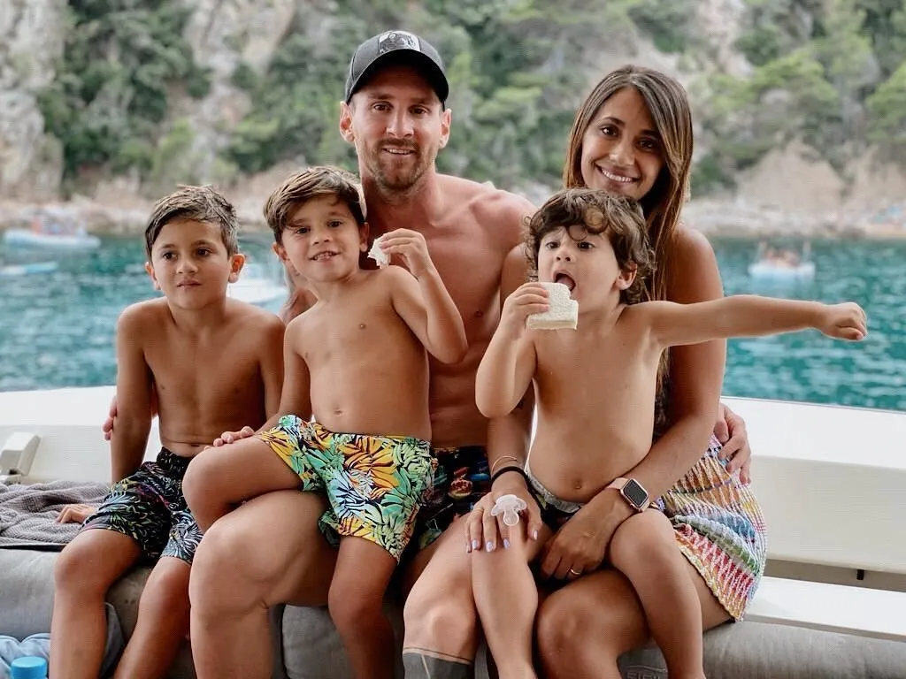 Vợ Messi mắng 'fan CR7' vì ném kẹo mút vào người hâm mộ