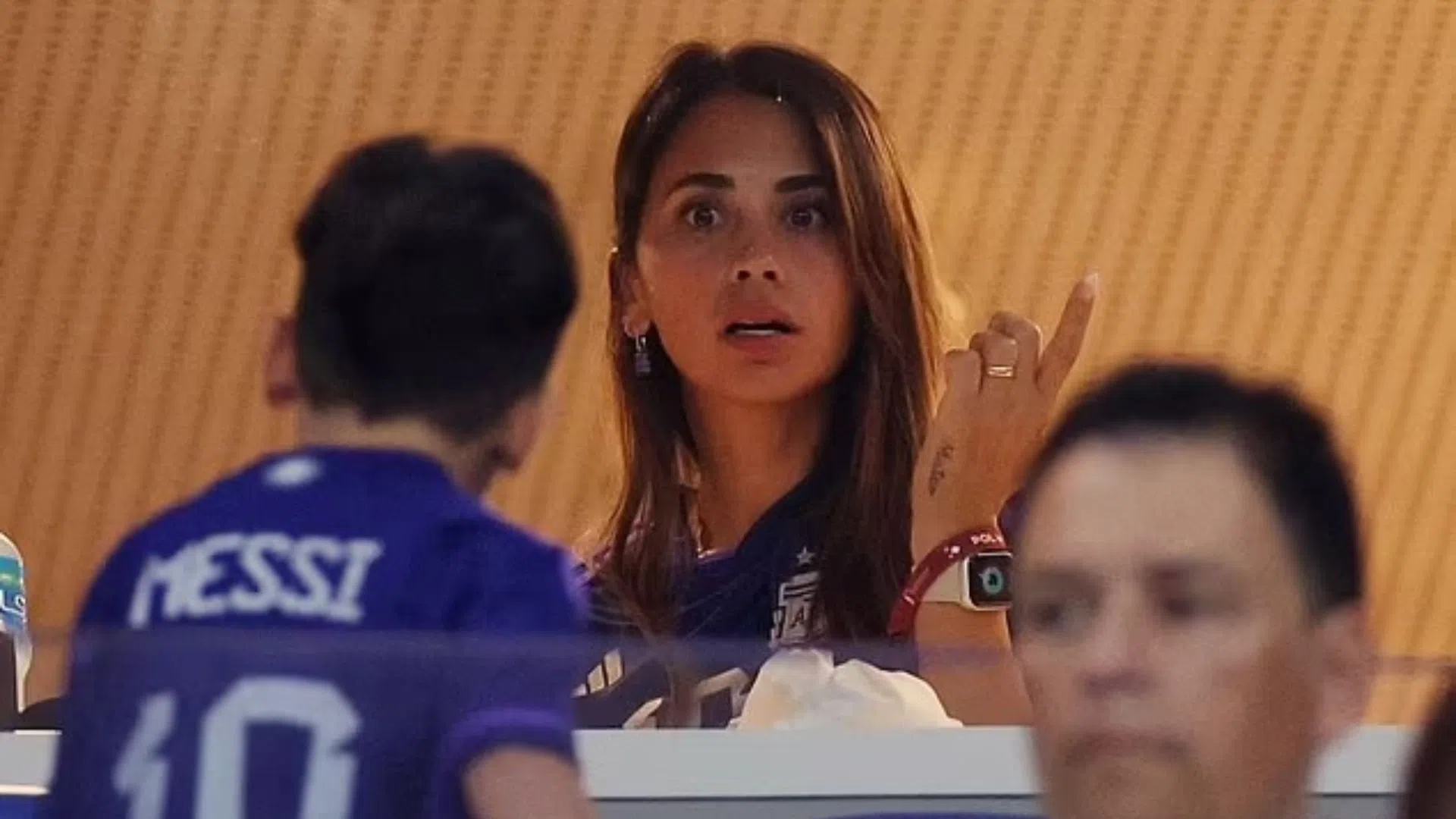 Vợ Messi mắng 'fan CR7' vì ném kẹo mút vào người hâm mộ