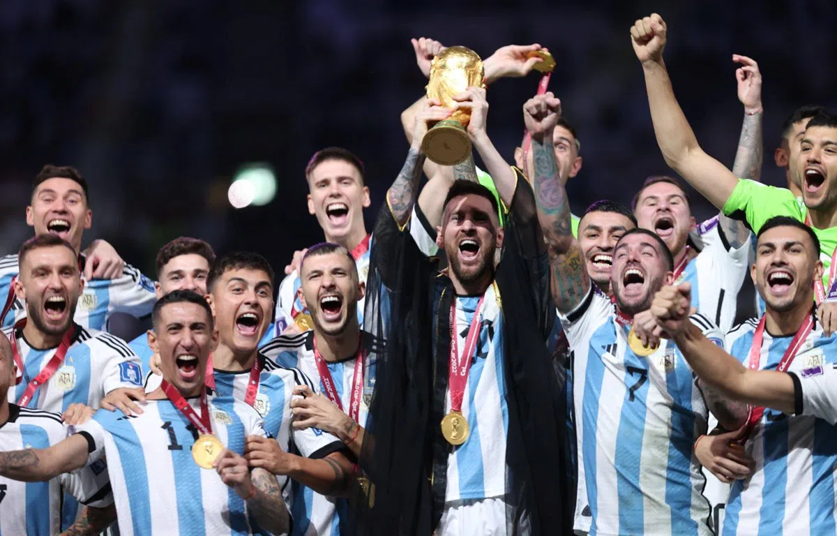 World Cup 2022: CĐV Argentina có phản ứng bất ngờ khiến NHM Pháp 'ngừng khóc'
