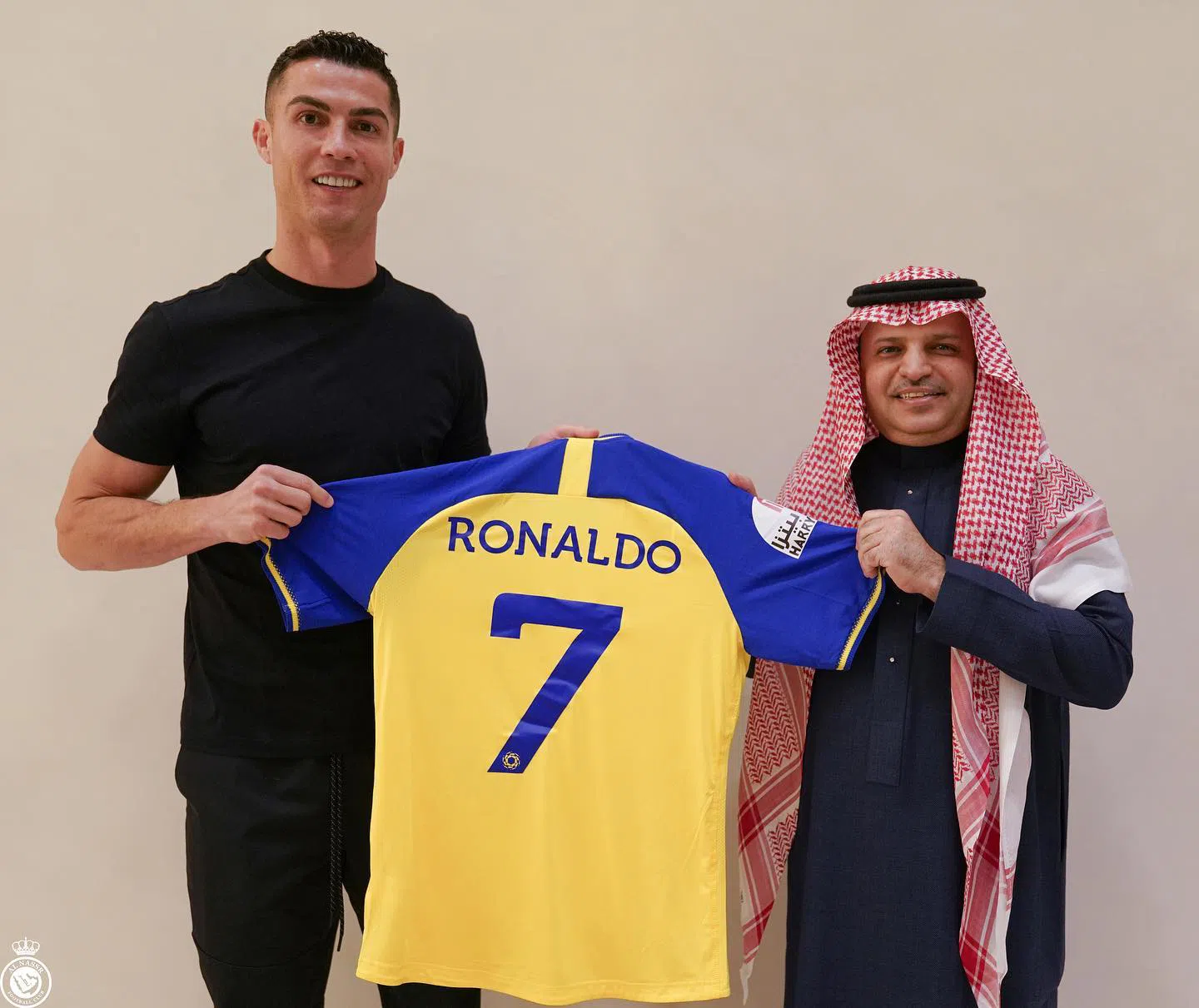 Ronaldo gây bão trên MXH sau khi chính thức gia nhập CLB Al Nassr 