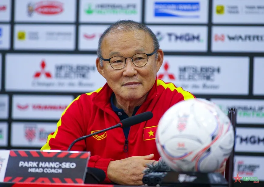 Bán kết AFF Cup 2022: HLV Park Hang-seo đáp trả cực gắt ông Shin, Tiến Linh giải thích việc phải truyền nước 