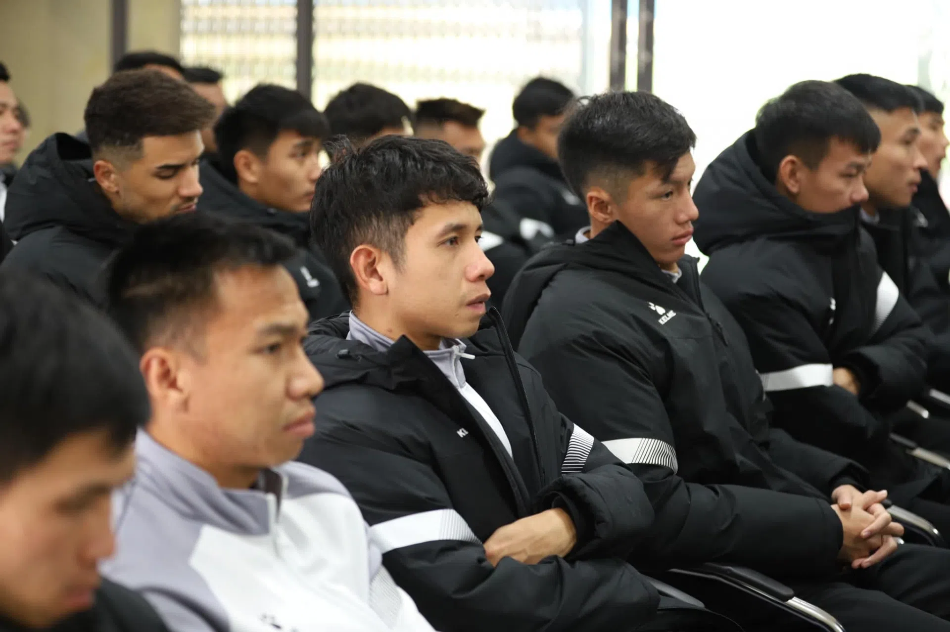 V-League 2023: HLV Vũ Hồng Việt cùng dàn tân binh nói gì ở buổi gặp mặt BLĐ tỉnh Nam Định