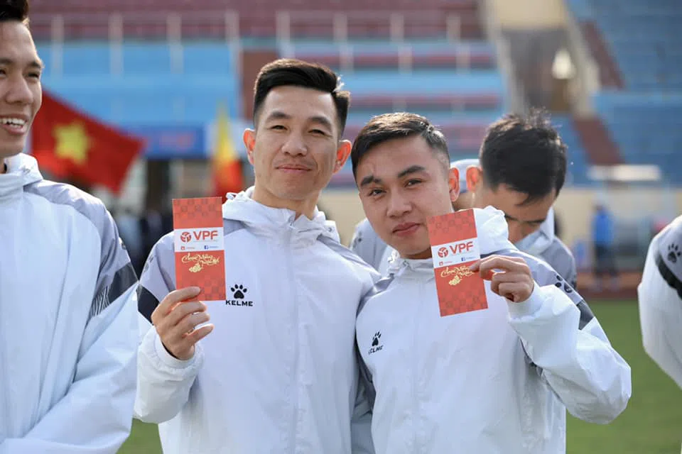 CHÙM ẢNH: Cầu thủ cùng BHL CLB Thép Xanh Nam Định rạng rỡ trong ngày khai xuân